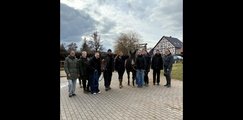 Auszubildende mit Pferd Gruppe von Auszubildenden mit Pferd