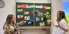 Auszubildende vor Tafel Auszubildende vor einer Schultafel