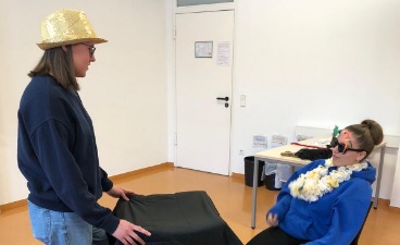 Zwei verkleidete Schülerinnen beim Rollenspiel 