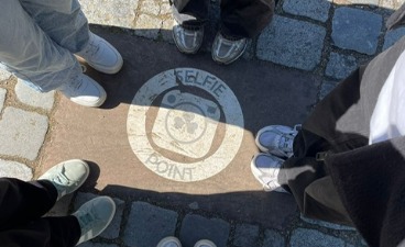 Füße auf einem Selfiepoint in Fürth