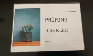 Schild mit Aufschrift "Prüfungen, bitte Ruhe"