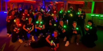 Gruppenfoto unserer Schülerinnen und Schüler beim Lasertag