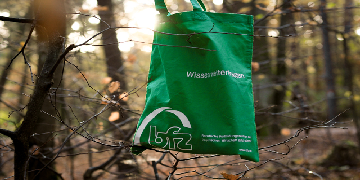 bfz tasche im baum hängend